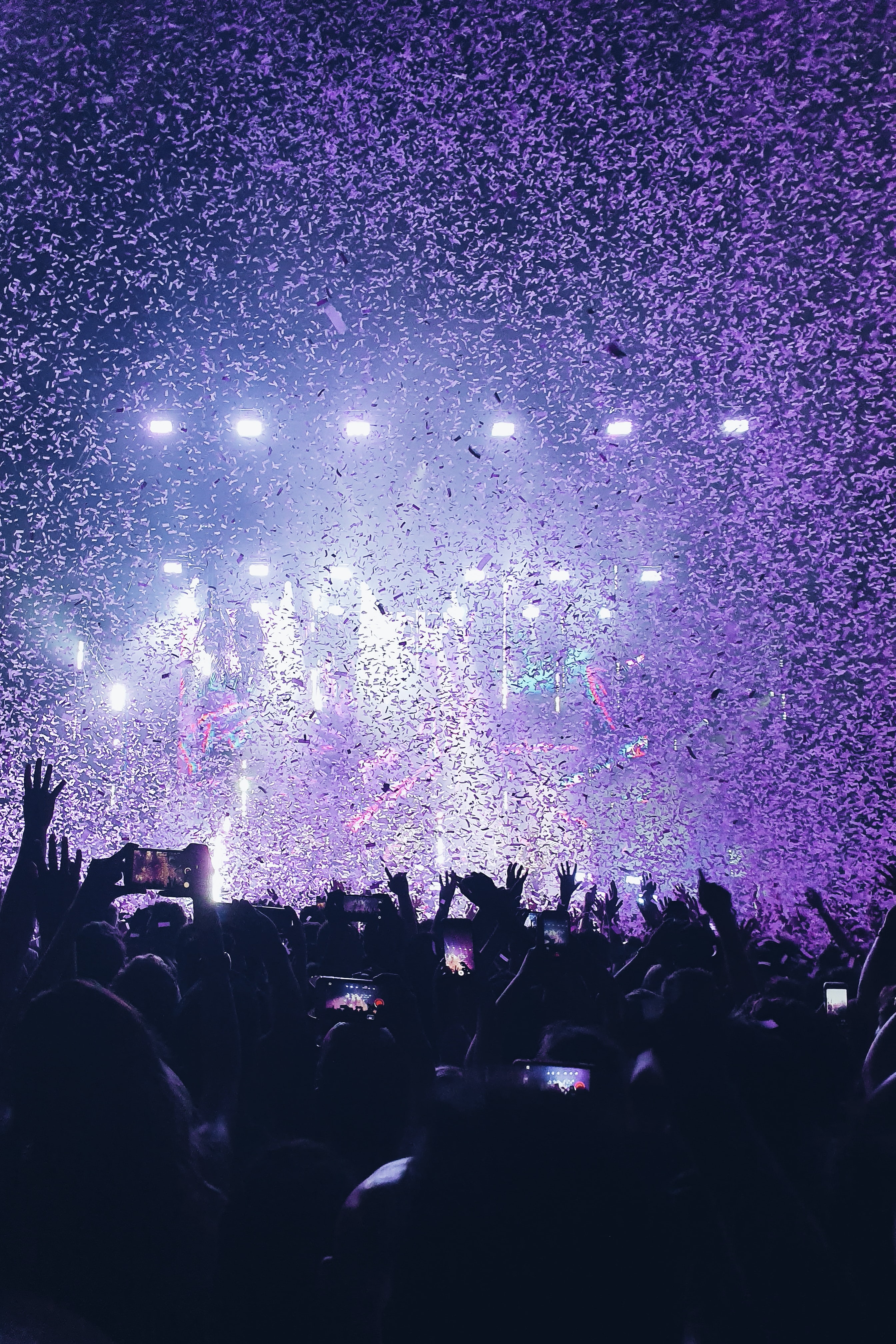 concert with confetti